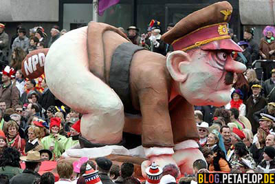dpa_rosenmontagszug_duesseldorf_karneval_npd_nachgeburt_adolf_hitler.jpg
