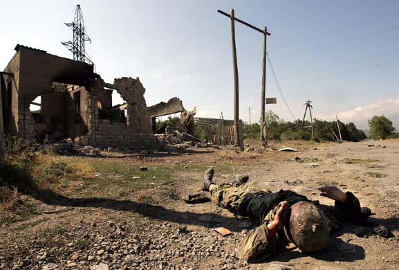 GD8322993_Georgian_soldier_lays_6239.jpg