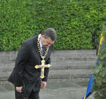 yanukovoschcross.jpg