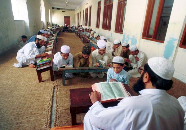 Students_recite_lines_at_a_Madrassa_in_Pakistan.jpg