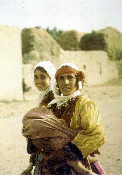 418px_Kurdish_woman_daughters_.jpg