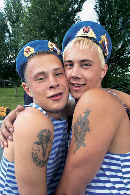 russ_soldiers_gay.jpg