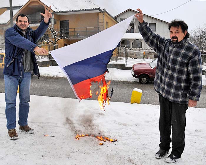 Почему сербы и русские. Сербы братушки. Сербы жгут российский флаг.