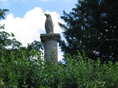 Penguin_statue_at_Sedgehill_Manor____geograph_org_uk___502094.jpg