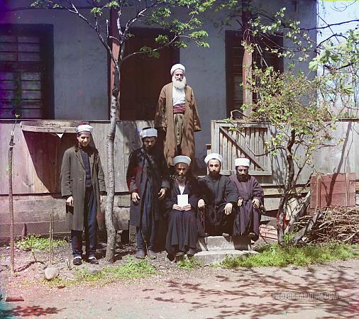 mullahs_in_front_of_aziziye_mosque._batumi_georgia_1905_1915.jpg