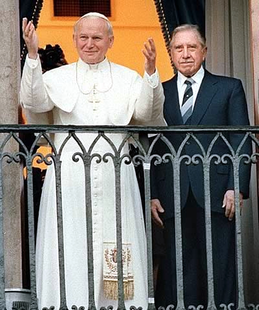 Pinochet_y_el_Papa.jpg