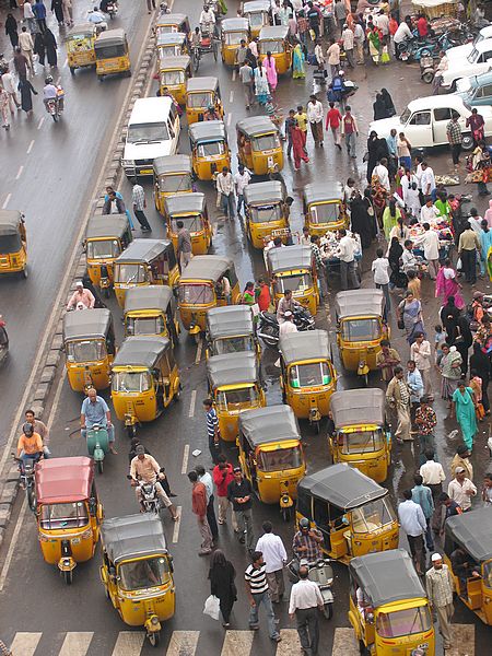 Hyderabad.traifico.auto.rickshaws.moto.taxi.amarillo.transporte.India.jpg