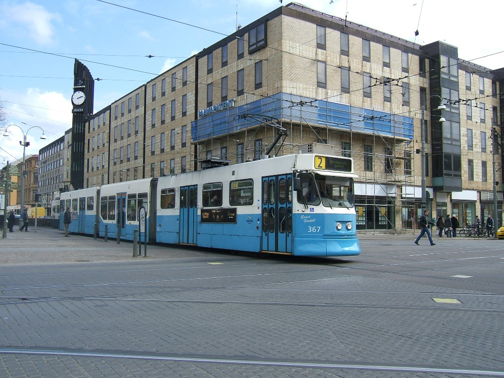 Tram_2_at_Brunnsparken.jpg