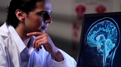 stock_footage_doctor_looking_at_x_ray_image_of_brain_on_a_computer_dolly_shot.jpg