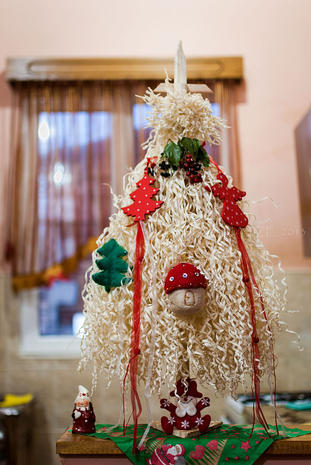 Chichilaki_Georgian_christmass_tree.jpg