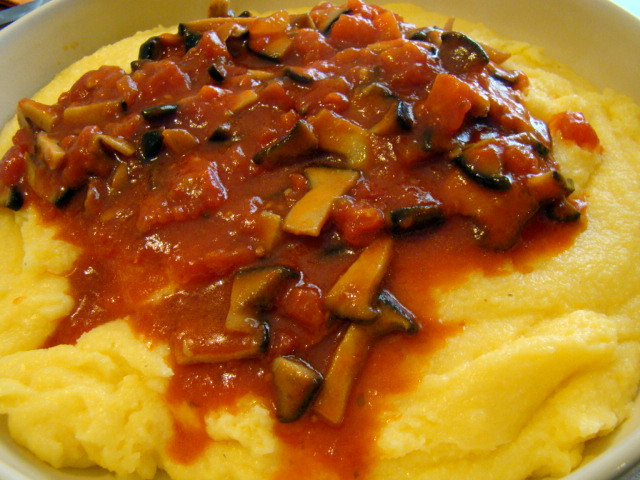 polenta_al_sugo_di_funghi.jpg