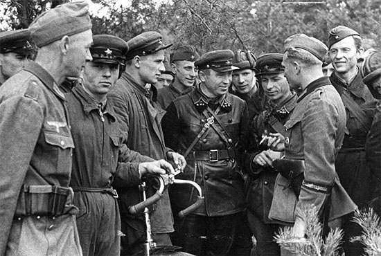 brest_1939_german_soviet_fraternizing_03_550.jpg