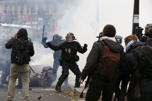 Protestors_clash_with_riot_police.jpg