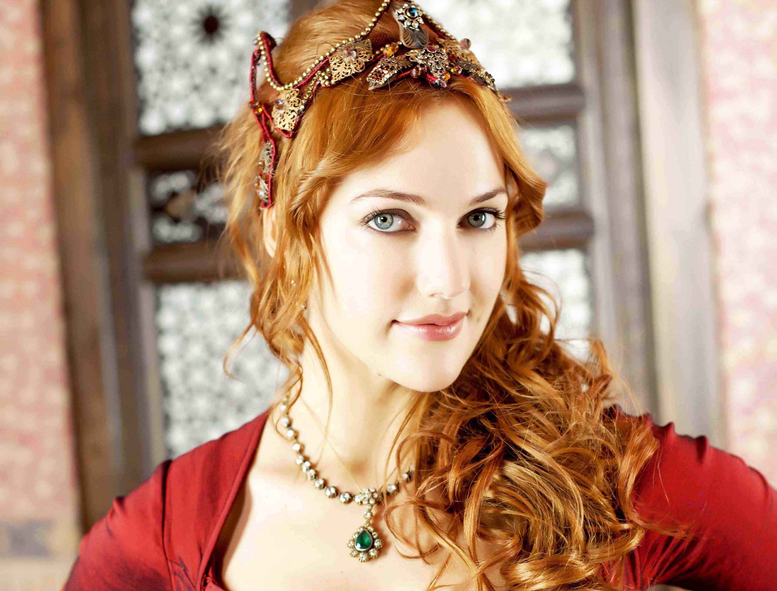 meryem_uzerli_looking_very_hot.jpg