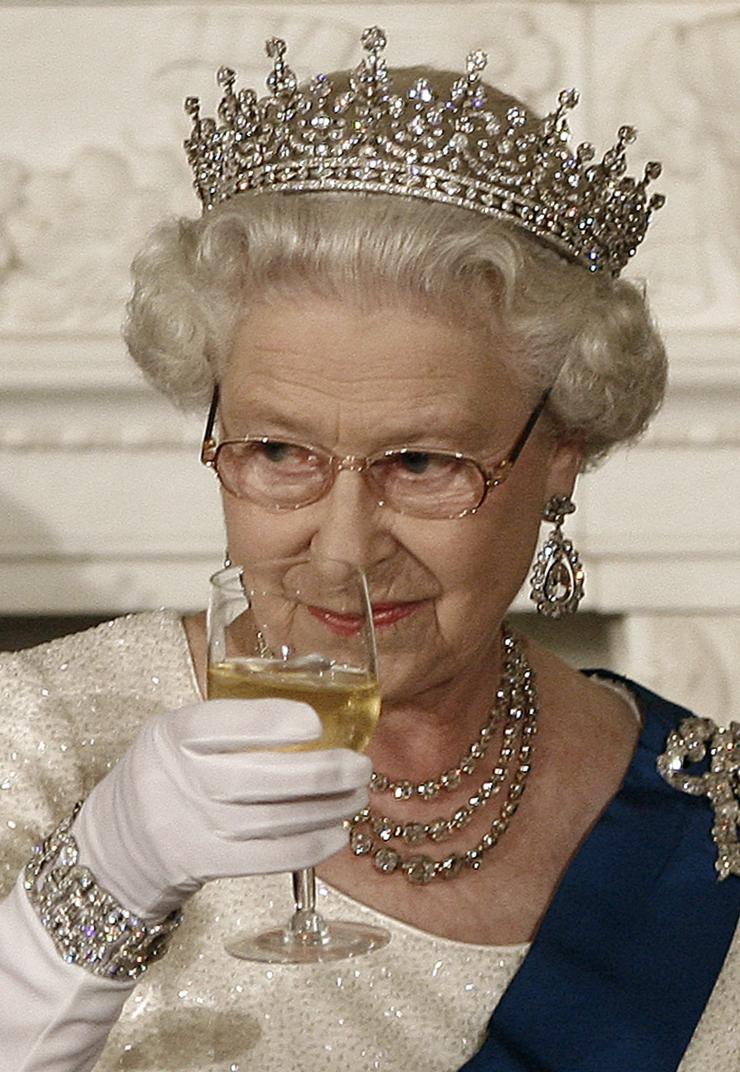 1156_britains_queen_elizabeth_ii_raises_her_glass_during_toast.jpg