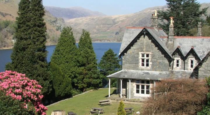img41412_Exterior_of_the_YHA_Bryn_Gwynant_hostel_in_England.jpg