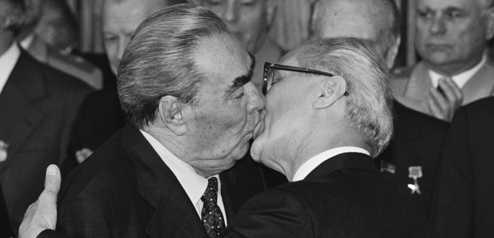 14271539_photo_brejnev_et_honecker_le_baiser_torride_de_la_guerre_froide.jpg