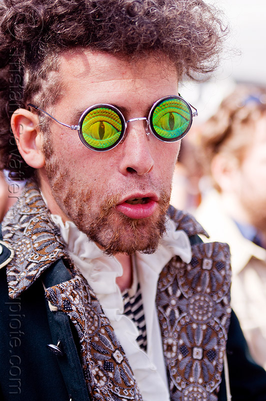 7200945992_weird_guy_hologram_eyeglasses.jpg