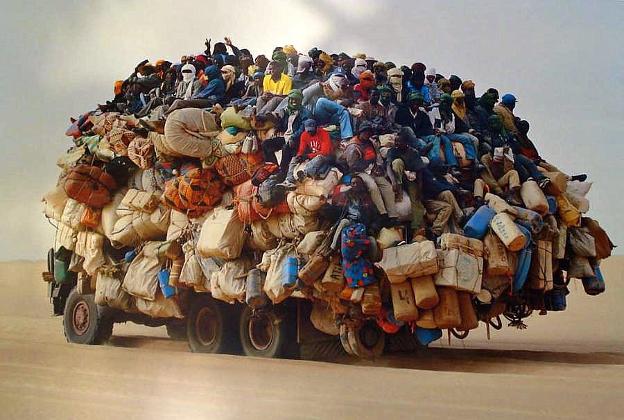 Chiang_Mai_overpacked_bus.jpg
