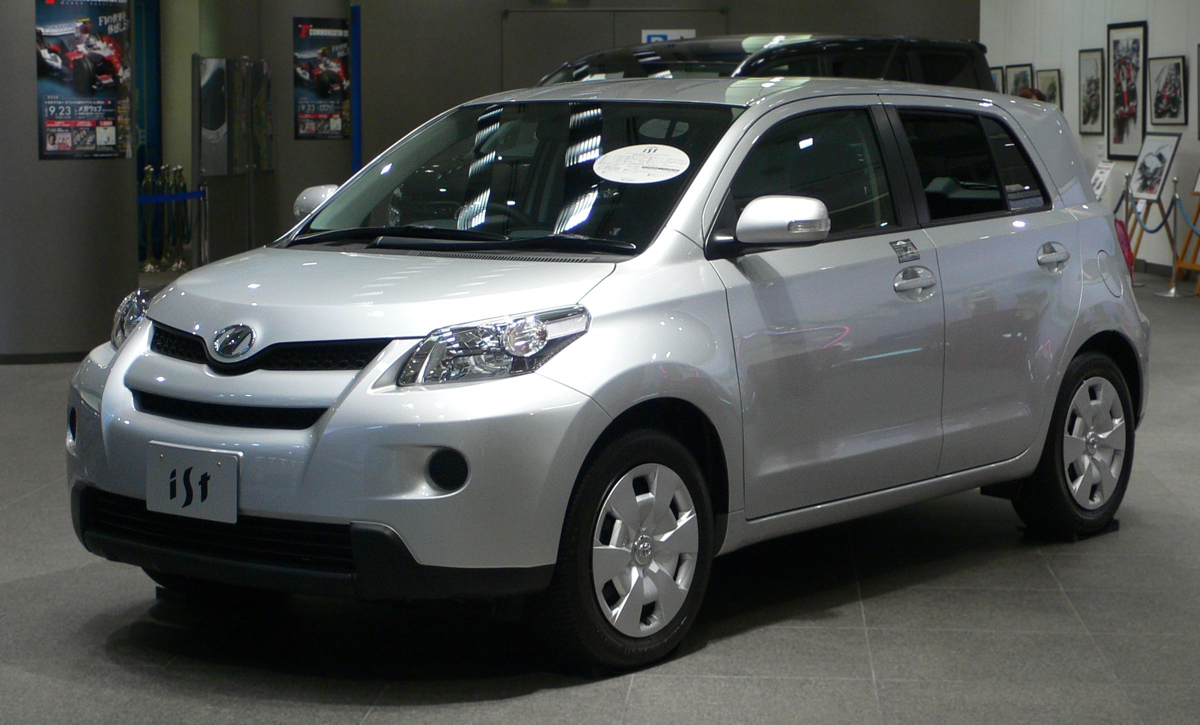 2007_Toyota_ist_01y.jpg