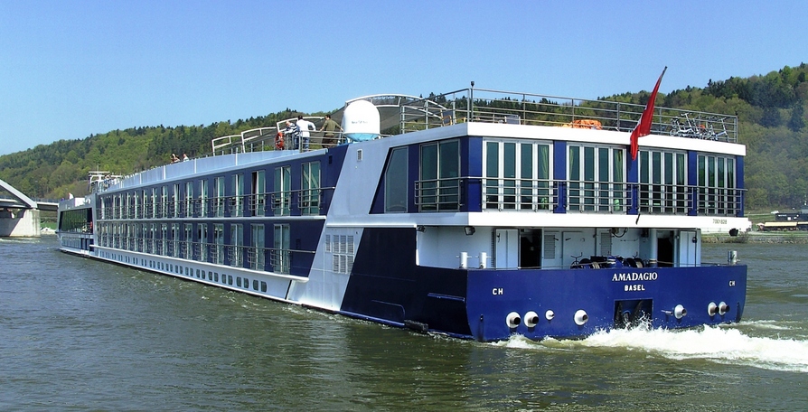 Cruise_ship_on_the_Danube.jpg