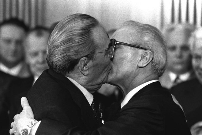 honecker_brezhnev.jpg.1500x1500_q85.jpg