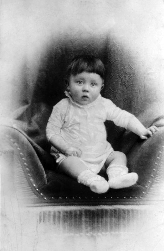 Bundesarchiv_Bild_183_1989_0322_506__Adolf_Hitler__Kinderbild_retouched.jpg
