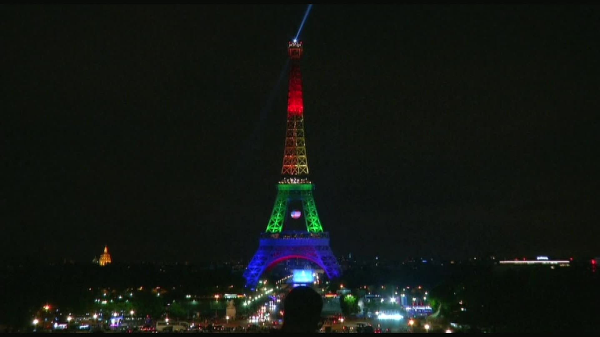 160613183335_cnnee_vo_torre_eiffel_iluminada_colores_lgbt_00000006.jpg