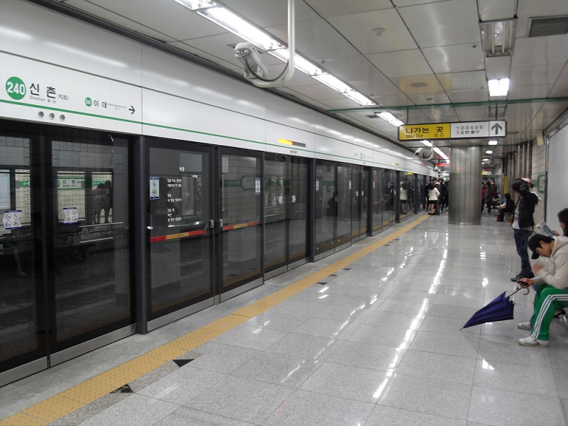 Seoul_Subway_Line_2_Sinchon_Station_Platform.JPG