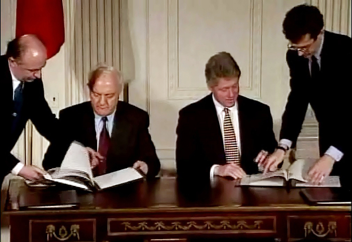 Shevardnadze_and_Clinton_Sign_an_Investment_Treaty.jpg