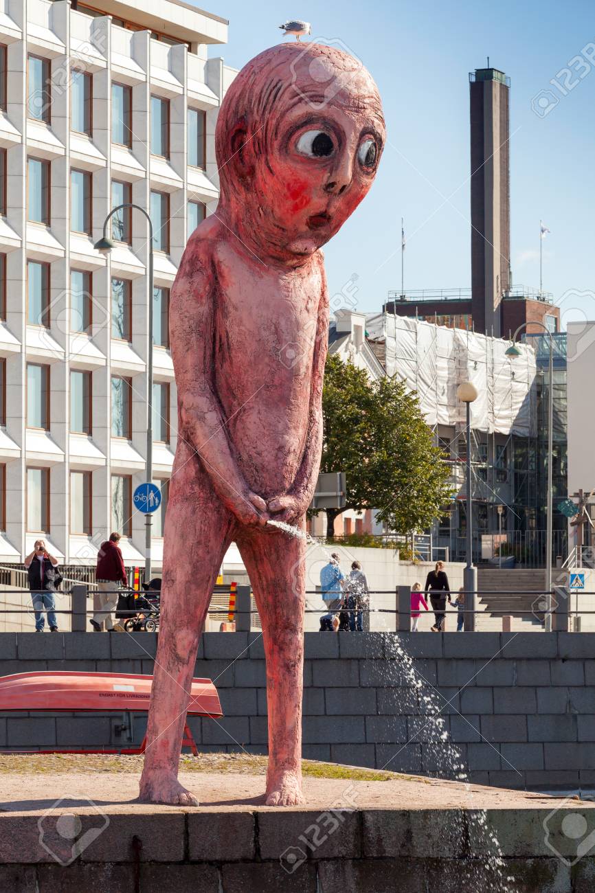 31650593_helsinki_finland_september_13_2014_peeing_red_giant_statue_on_the_embankment_in_center_of_helsinki.jpg