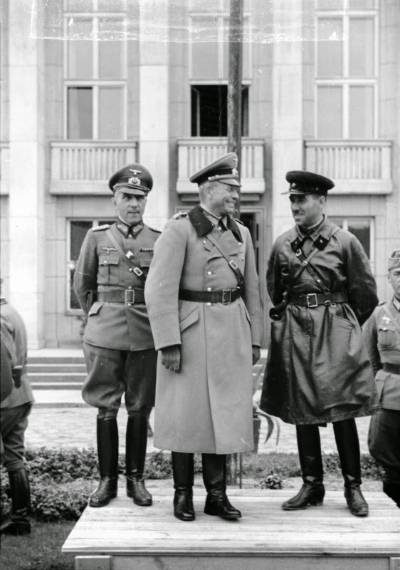 German___Soviet_military_parade_in_Brest_Litovsk_33.jpg
