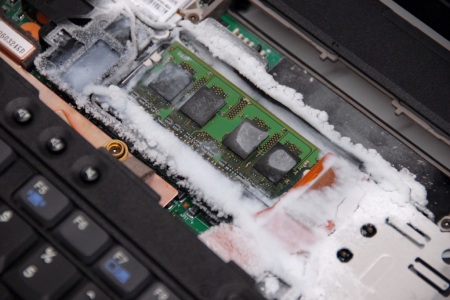 Cold_boot_attack_RAM_memory_liquid_nitrogen.jpg