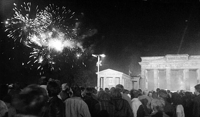 640px_Bundesarchiv_Bild_183_1990_1003_008__Berlin__Brandenburger_Tor__Vereinigungsfeier__Feuerwerk.jpg