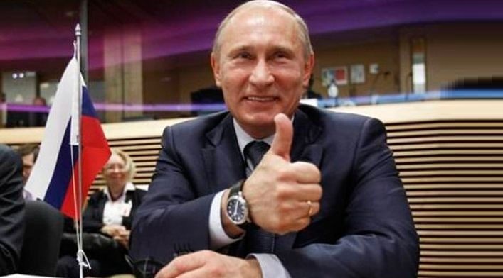 prezident_rossii_vladimir_putin_smeetsya_nad_pogibshimi_v_Sirii_ihtamnetami.jpg