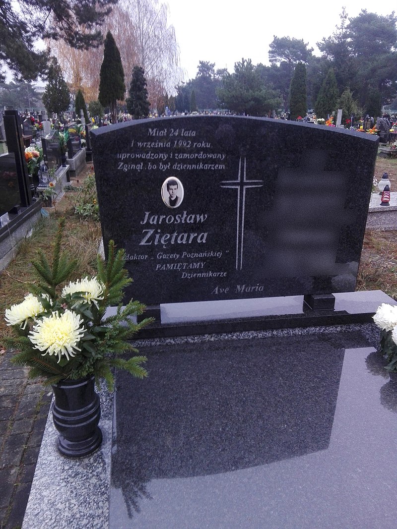 800px_Gr__b_rodziny_Zi__tara_na_cmentarzu_komunalnym_przy_ulicy_Wi__lanej_w_Bydgoszczy.jpg