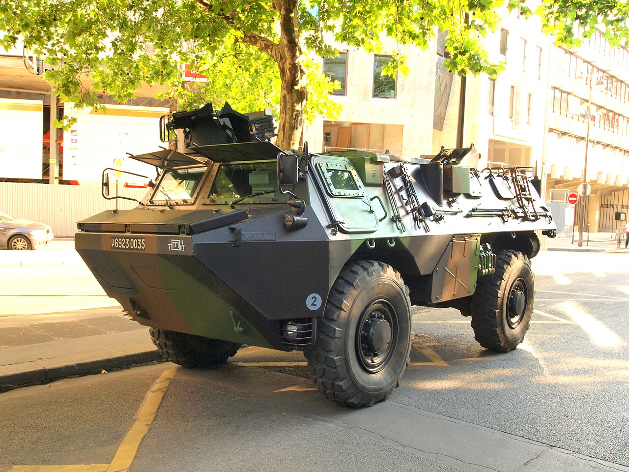 1280px_V__hicule_de_l_Avant_Blind____VAB_4x4__army_licence_registration_6923_0035_photo_1.jfif