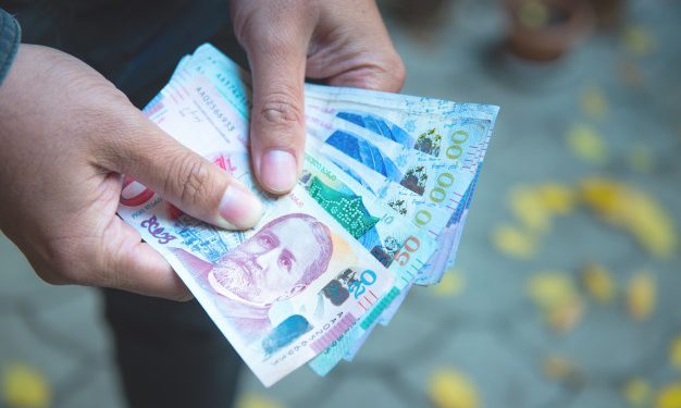 hands_holding_georgian_lari_bills_bunch_banknotes_georgia_money_73740_307_626x375.jpg