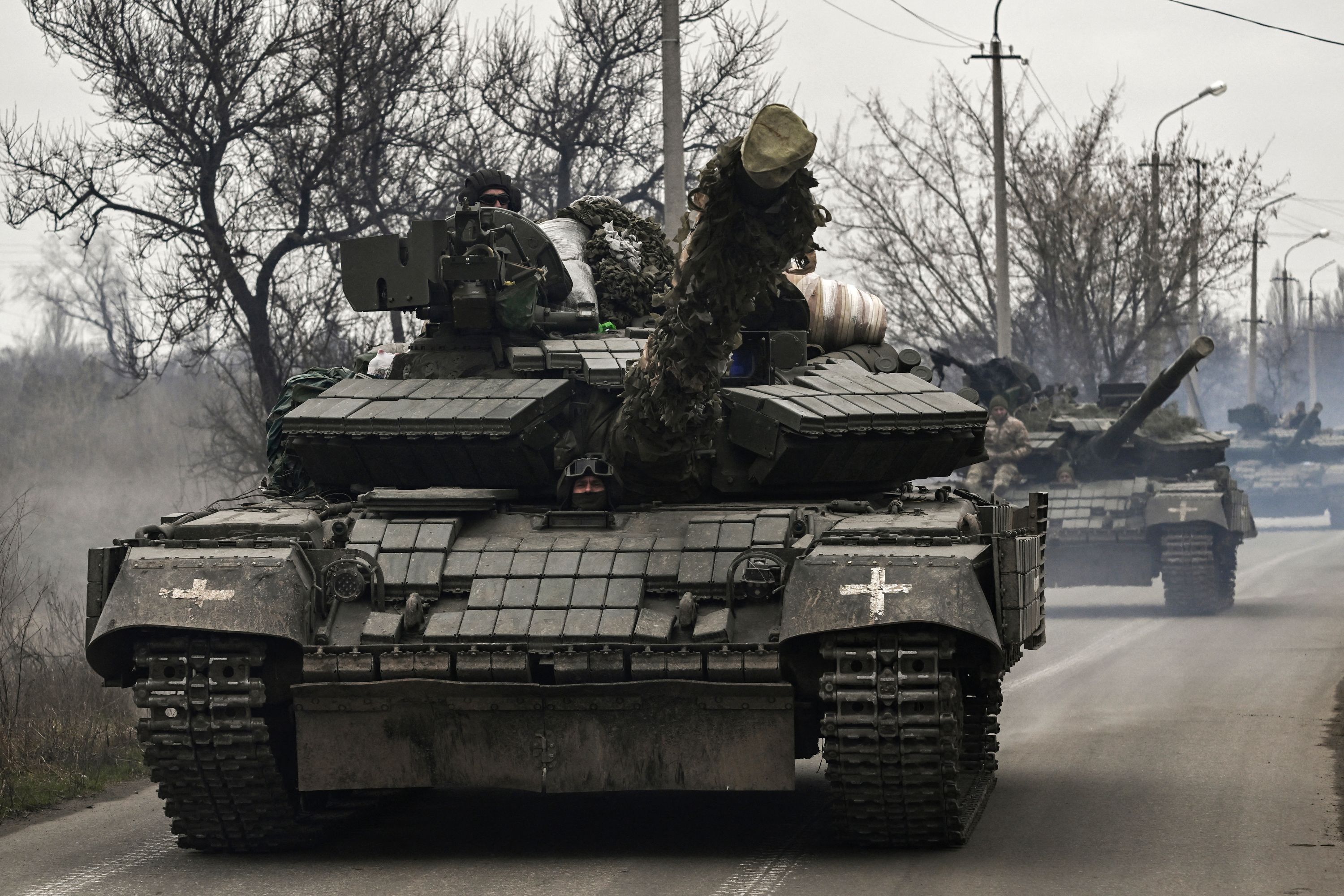 ukraine_t_64_tank_driving_near_bakhmut_donetsk.jpg