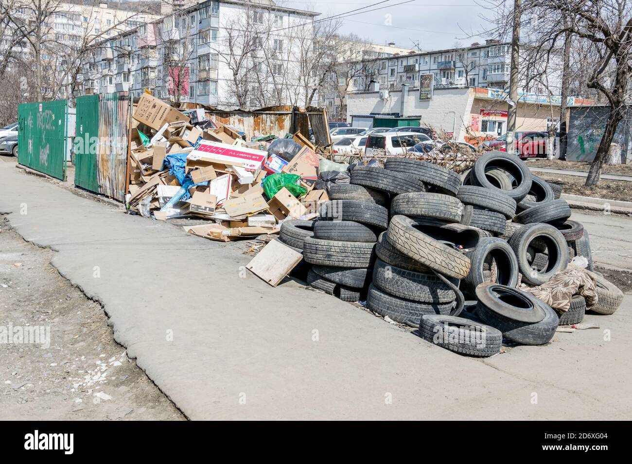 russia_vladivostok_03232020_garbage_dump_in_residential_area_dirt_and_stench_environmental_issues_mud_in_the_streets_city_infrastructure_and_2D6XG04.jpg