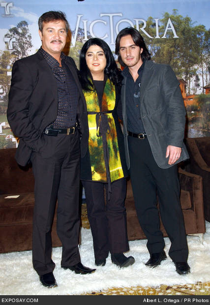 arturo_peniche_victoria_ruffo_and_mauricio_ochmann_telemundo_announces_production_on_victoria_GLAu37.jpg