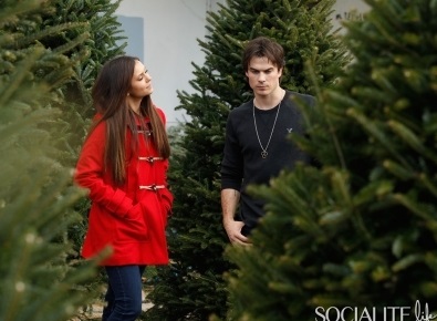 ian_somerhalder_nina_dobrev_christmas_tree_12052012_01_400x300.jpg