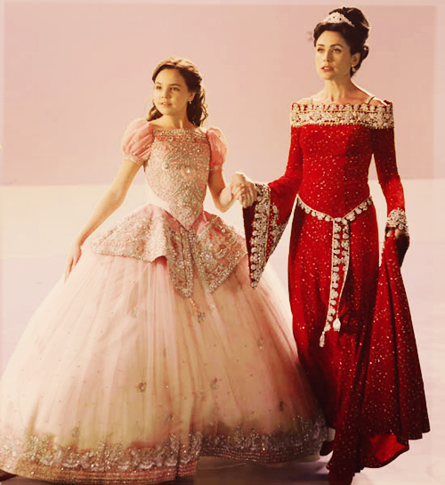 Queen_Eva_little_Snow_once_upon_a_time_33405678_500_545.jpg