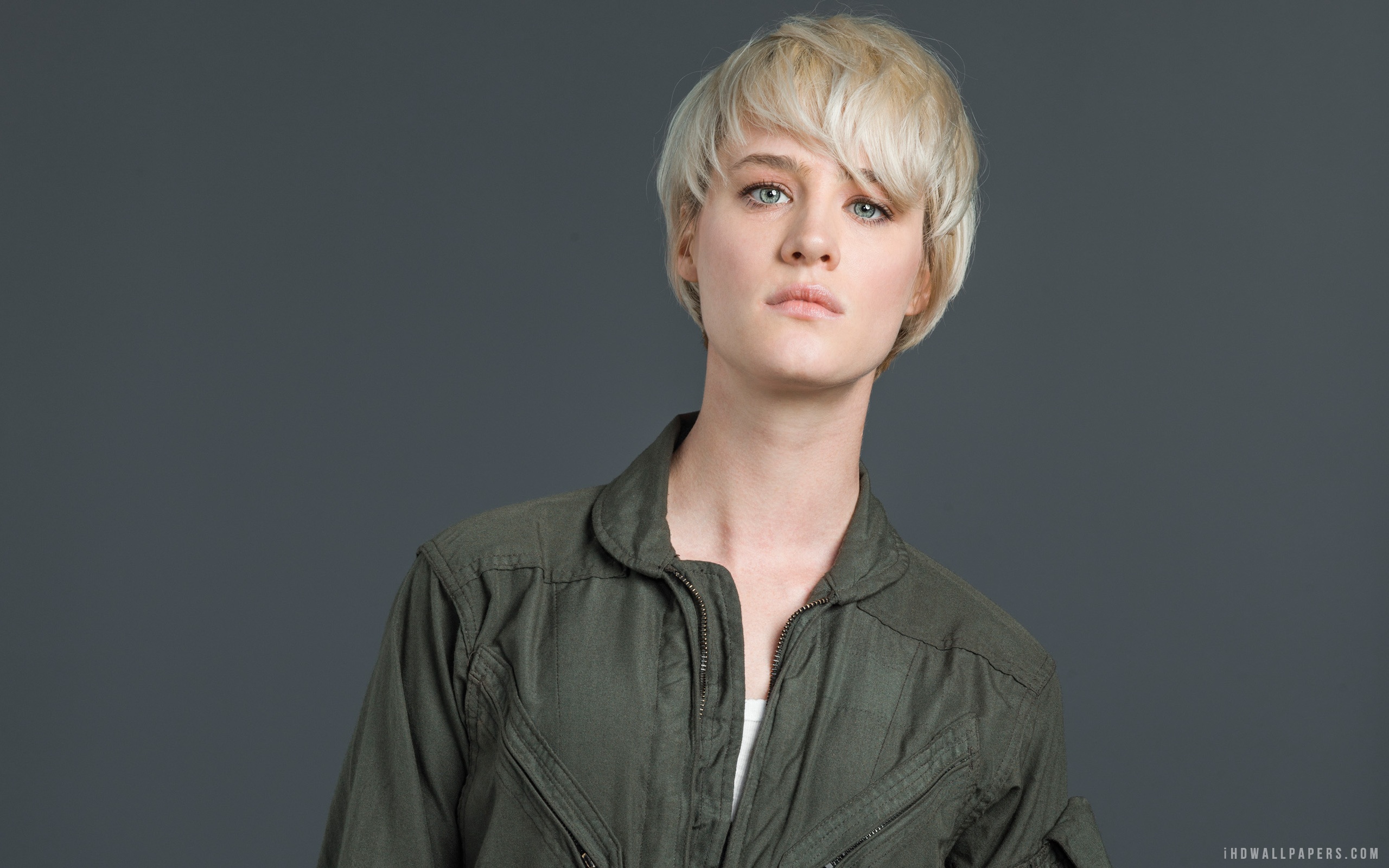 mackenzie_davis_2560x1600.jpg