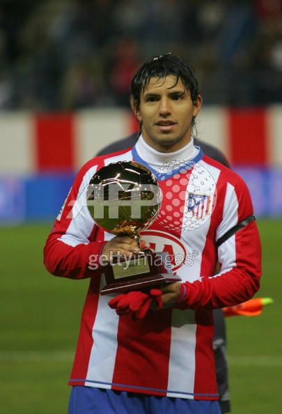 Atletico_de_Madrid__s_Argentinian_forward_Kun_Aguerro_holds_the_trophy_for_best_under_21_player_before_a_Spanish_league_match_against_Getafe__09_December_2007_in_Madrid..jpg