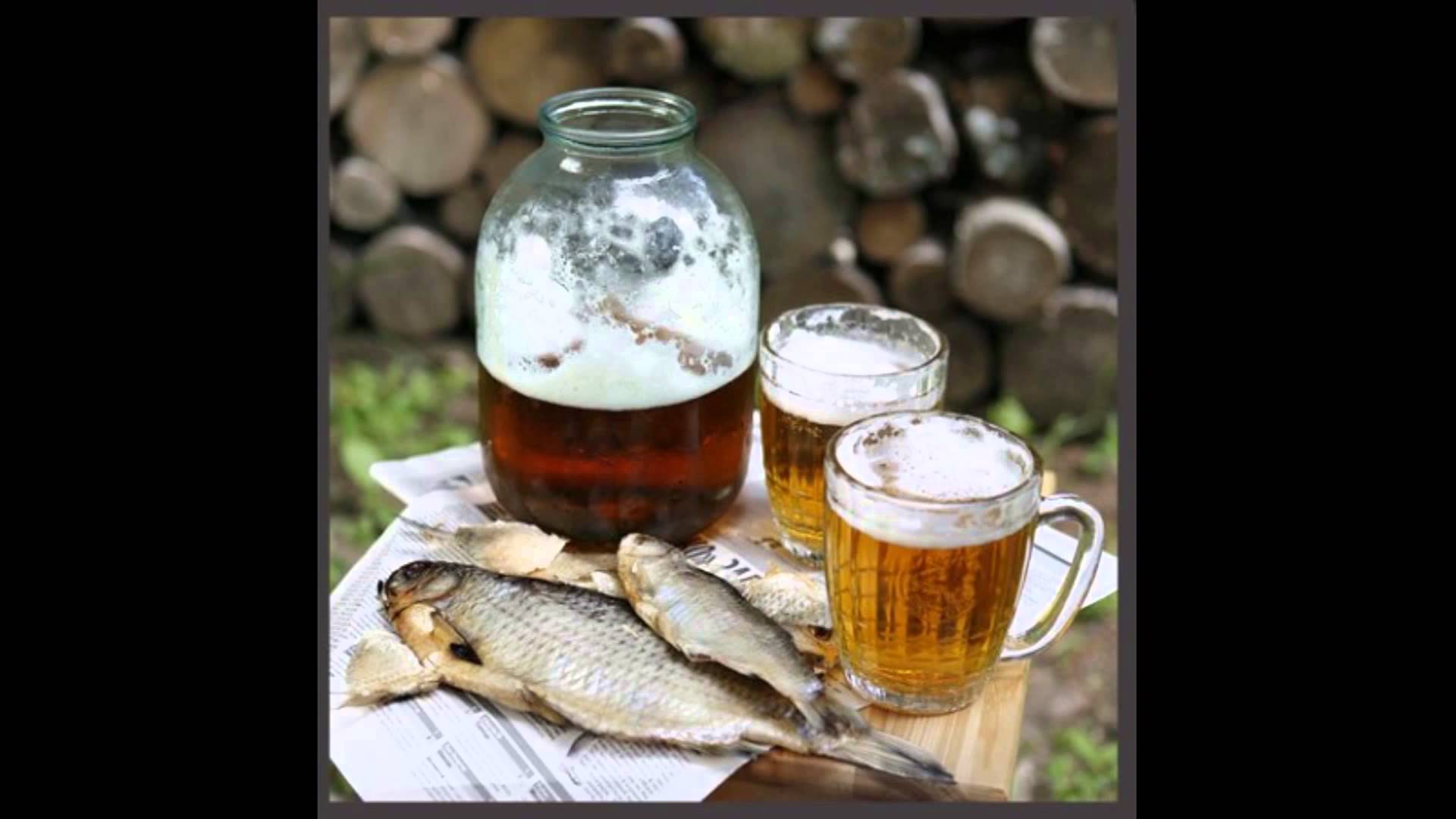 Рыба пьет пиво. Пиво с воблой СССР. Пиво в стеклянной банке. Пиво вобла.