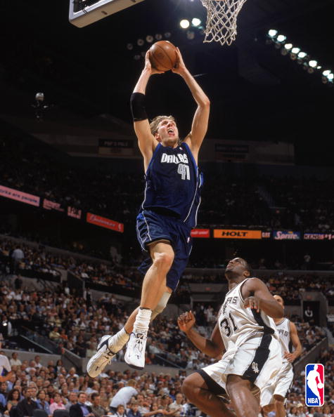 Dirk_Nowitzki_goes_up_for_the_dunk_21.05.03