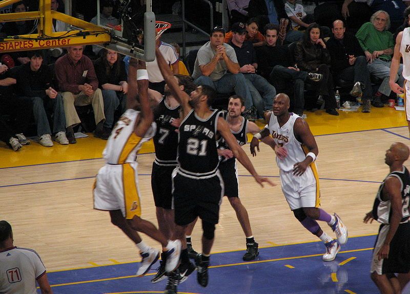 800px_Spurs_vs._Lakers.jpg