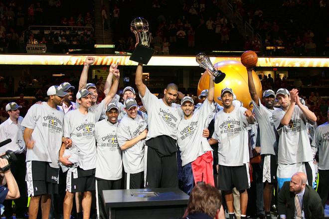 san_antonio_spurs_with_the_championship_trophy1.jpg