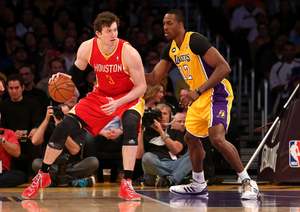 omer_asik_dwight_howard.jpg